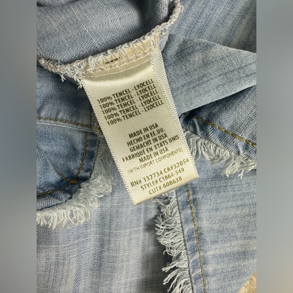 Anthropologie Cloth & Stone Chambray Top Size Large Button-Back Bell Sleeve - Picture 12 of 13